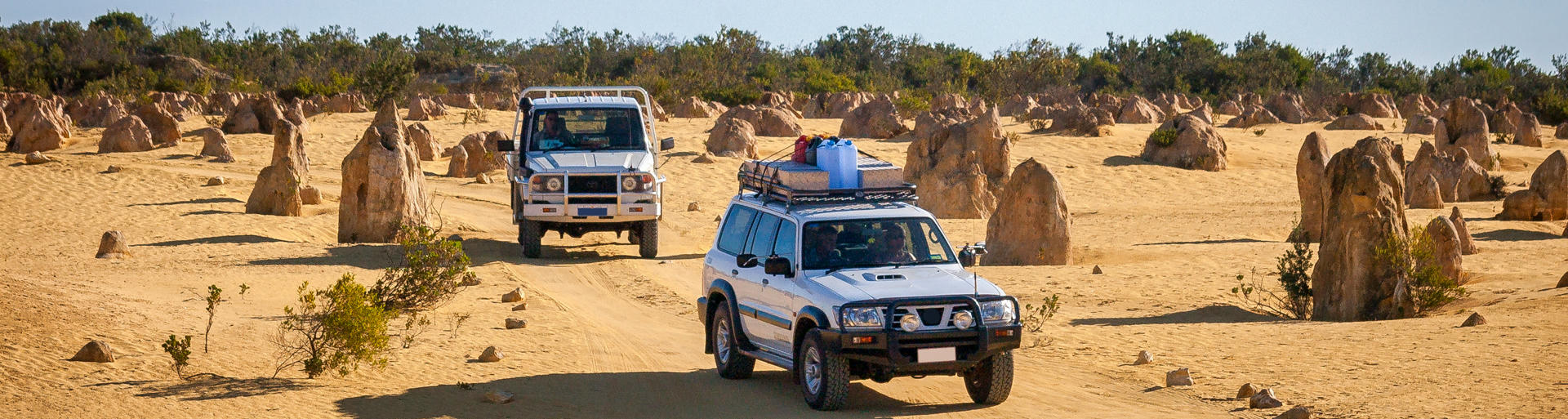 Offroad Camper fahren am Strand Australien